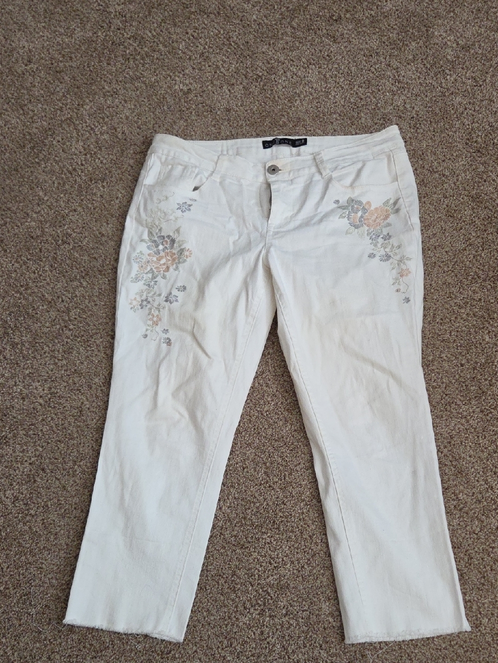 one 5 one White Cropped Pants with Pastel Floral Embroidery